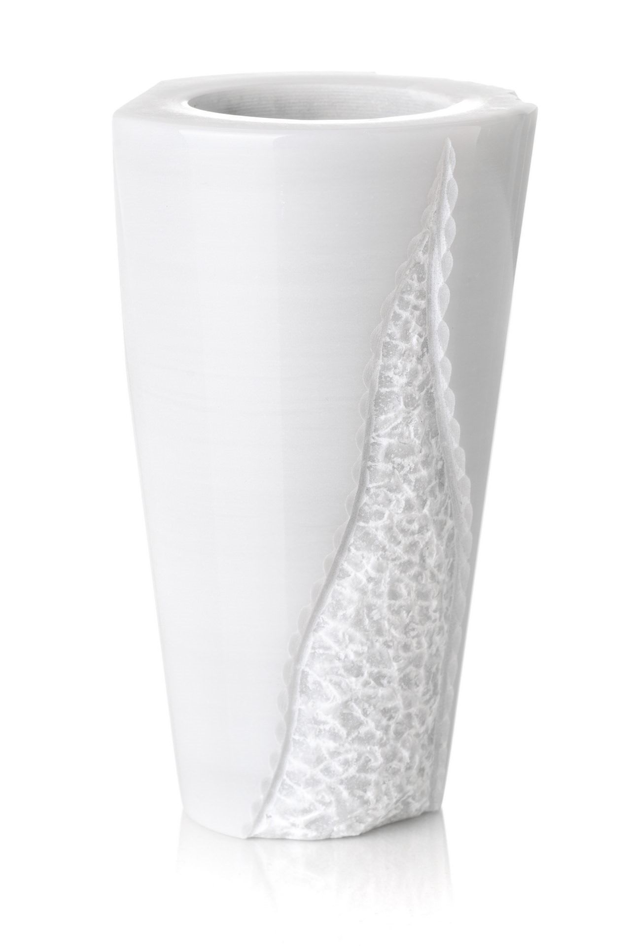 Un vaso bianco con un disegno argentato su sfondo bianco.