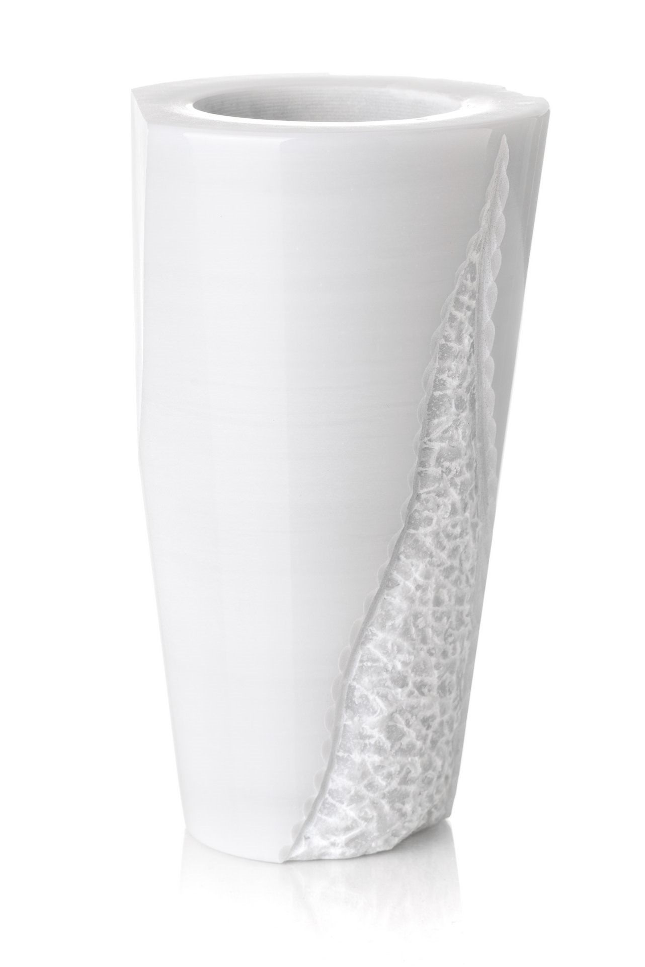 Un vaso bianco con un motivo su uno sfondo bianco.