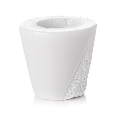 Un vaso bianco con un buco al centro su uno sfondo bianco.