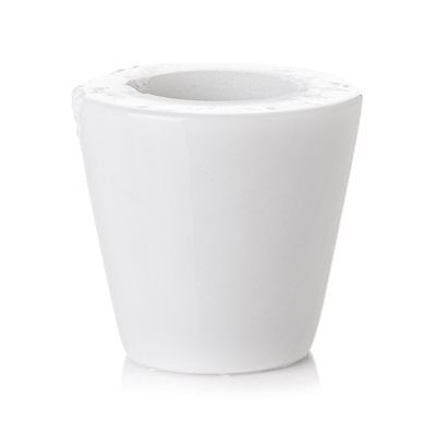 Un vaso bianco con un buco al centro su uno sfondo bianco.