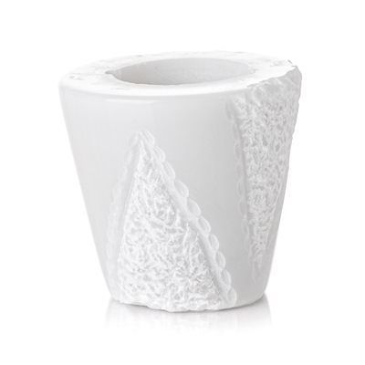 Un vaso bianco con del pizzo su uno sfondo bianco.