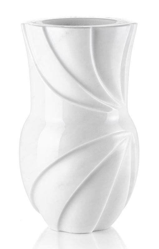 Un vaso bianco con un disegno a vortice su uno sfondo bianco.