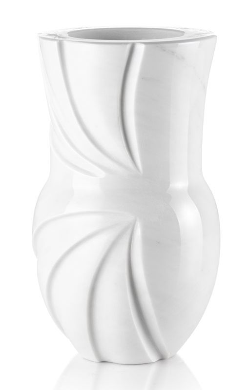 Un vaso bianco con un disegno a vortice su uno sfondo bianco.