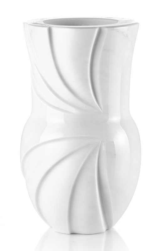Un vaso bianco con un disegno a vortice su uno sfondo bianco.