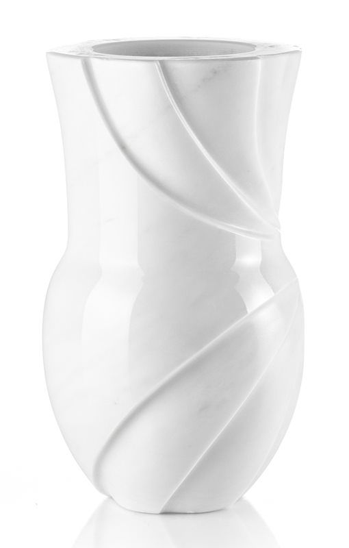 Un vaso bianco con un disegno a vortice su uno sfondo bianco.