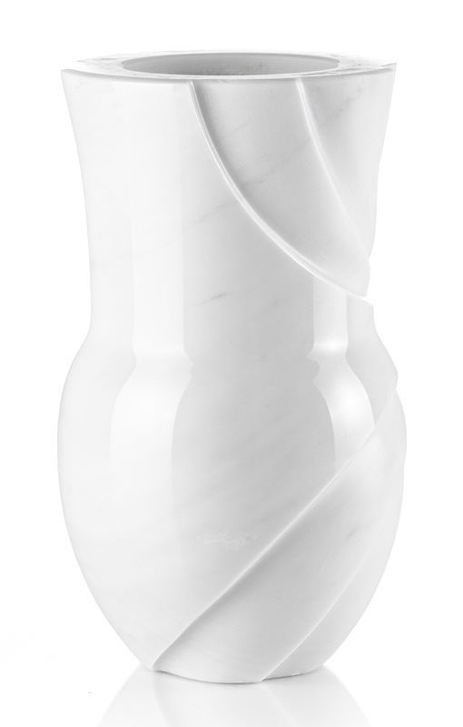 Un vaso bianco con un disegno a vortice su uno sfondo bianco.