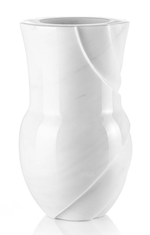 Un vaso bianco con un disegno a vortice su uno sfondo bianco.