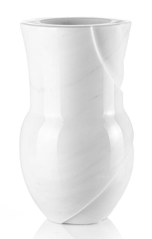 Un vaso bianco con un disegno attorcigliato su uno sfondo bianco.