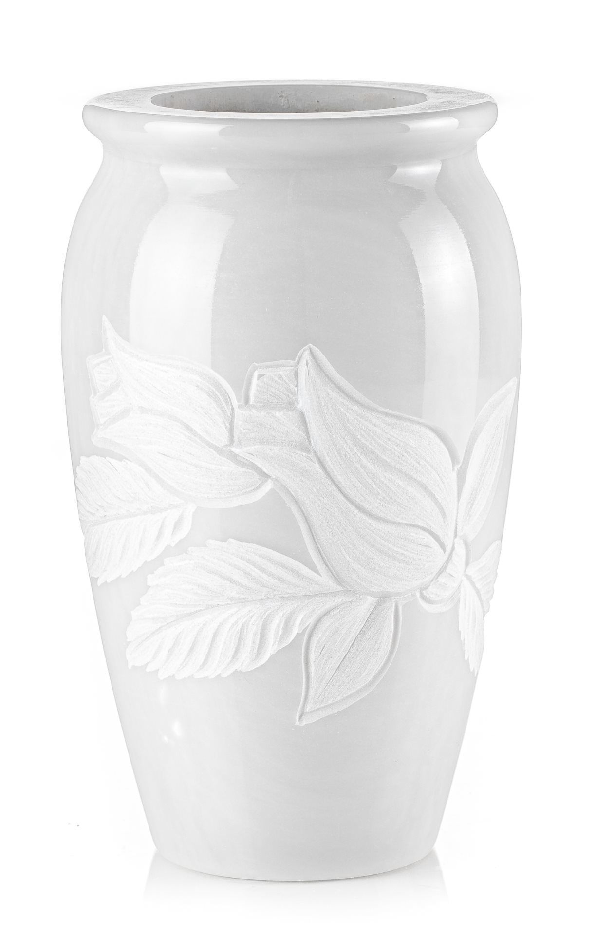 Un vaso bianco con delle foglie su uno sfondo bianco.