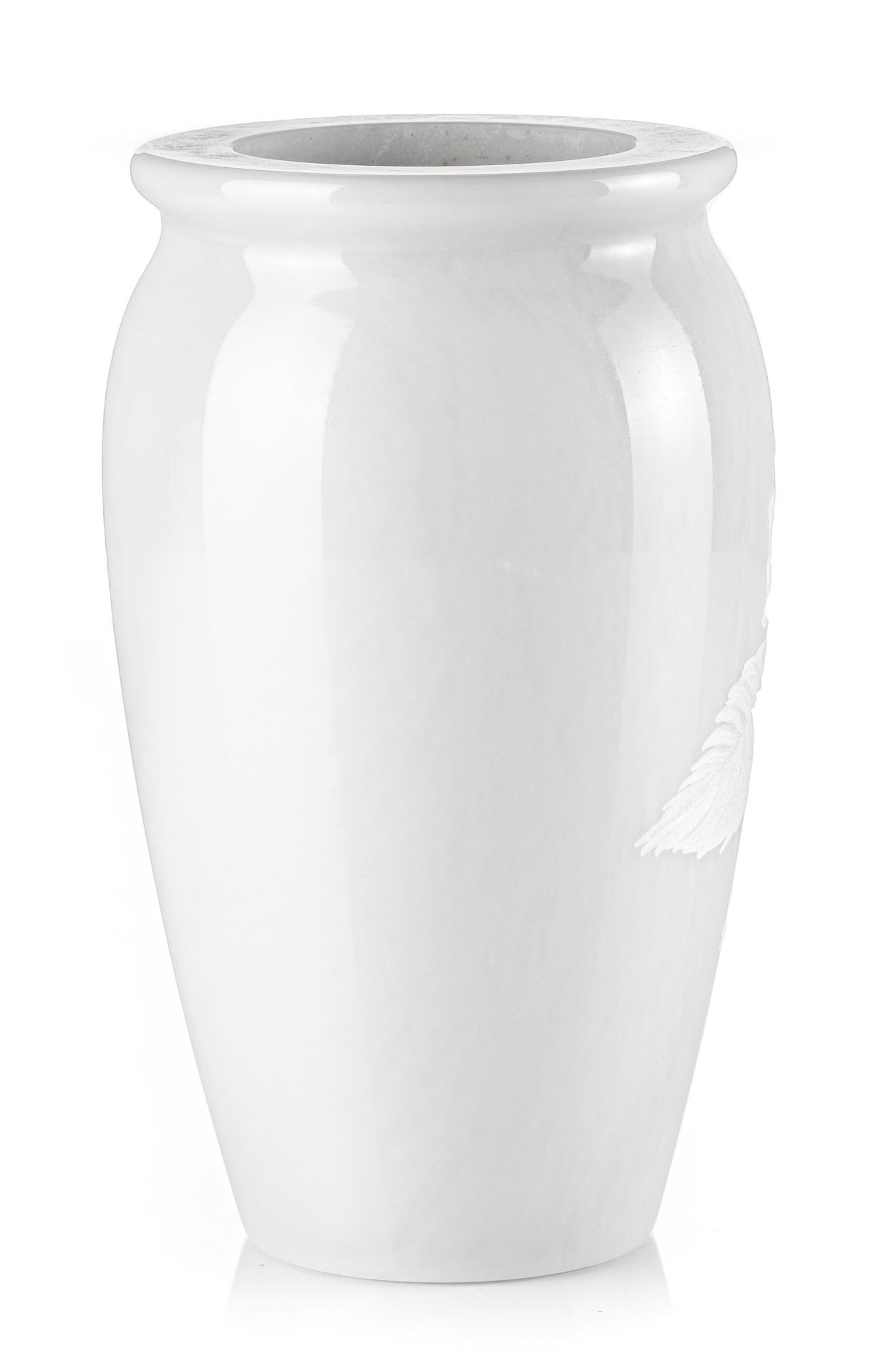 Un vaso bianco è appoggiato su una superficie bianca.