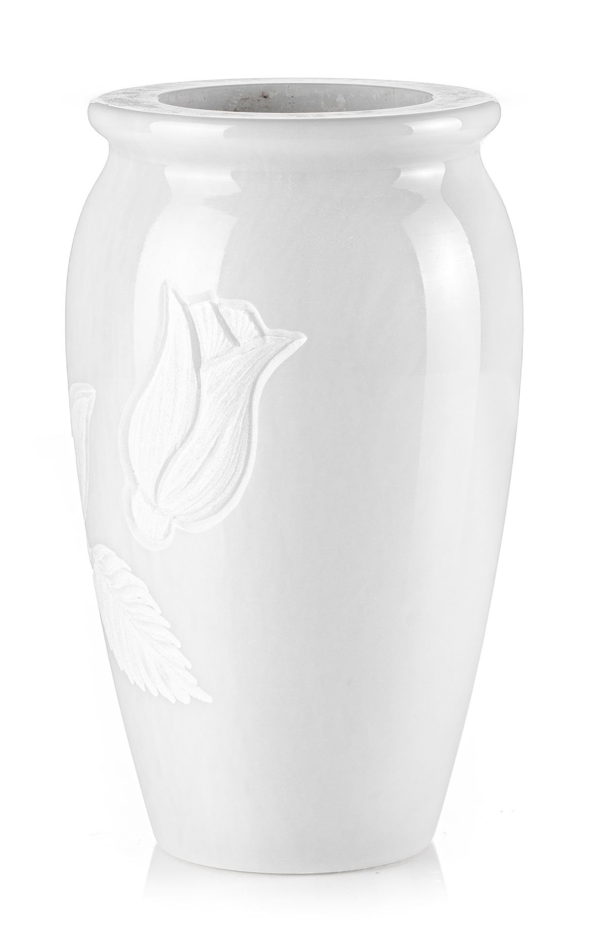 Un vaso bianco con un fiore su uno sfondo bianco.