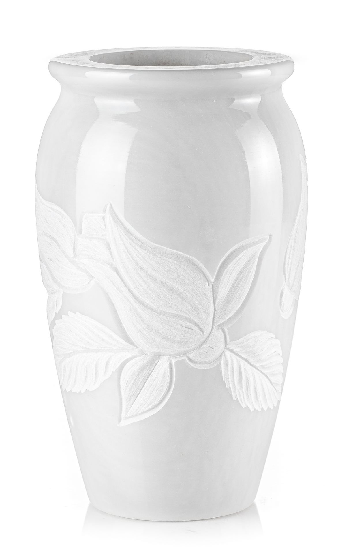 Un vaso bianco con delle foglie su uno sfondo bianco.