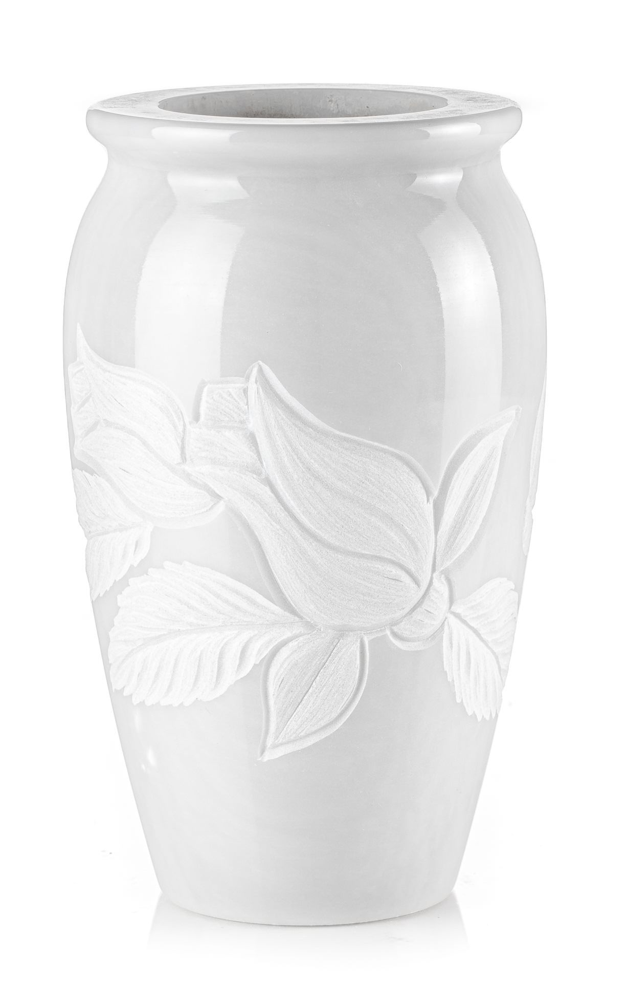 Un vaso bianco con un uccello e delle foglie su uno sfondo bianco.