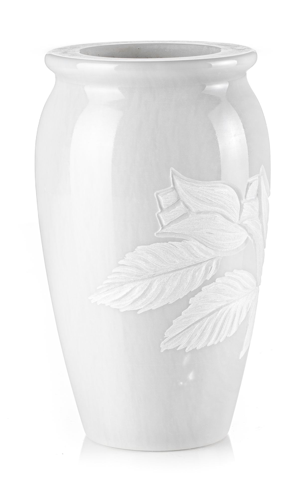 Un vaso bianco con delle foglie su uno sfondo bianco.