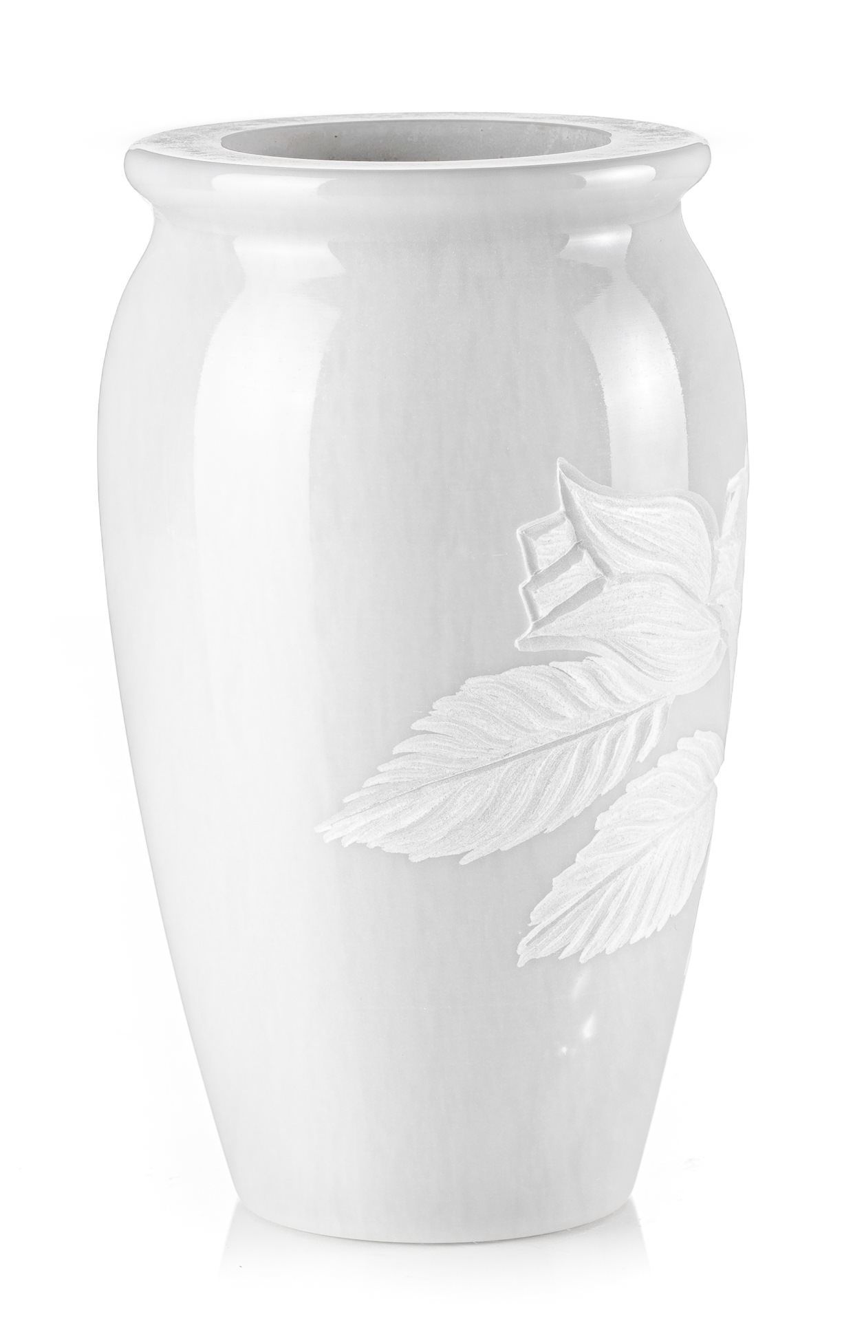 Un vaso bianco con delle foglie su uno sfondo bianco.