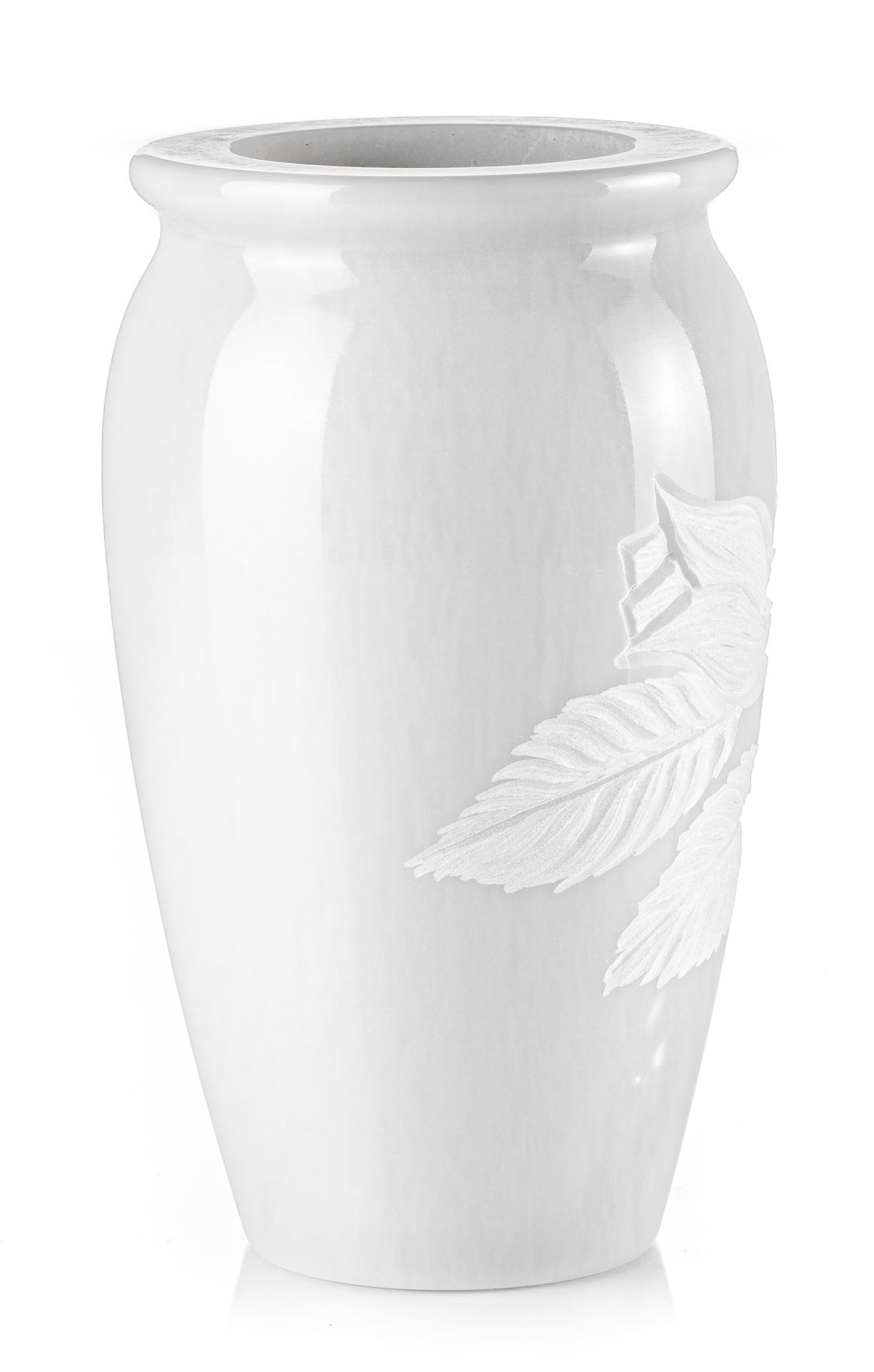 Un vaso bianco con una piuma su uno sfondo bianco.