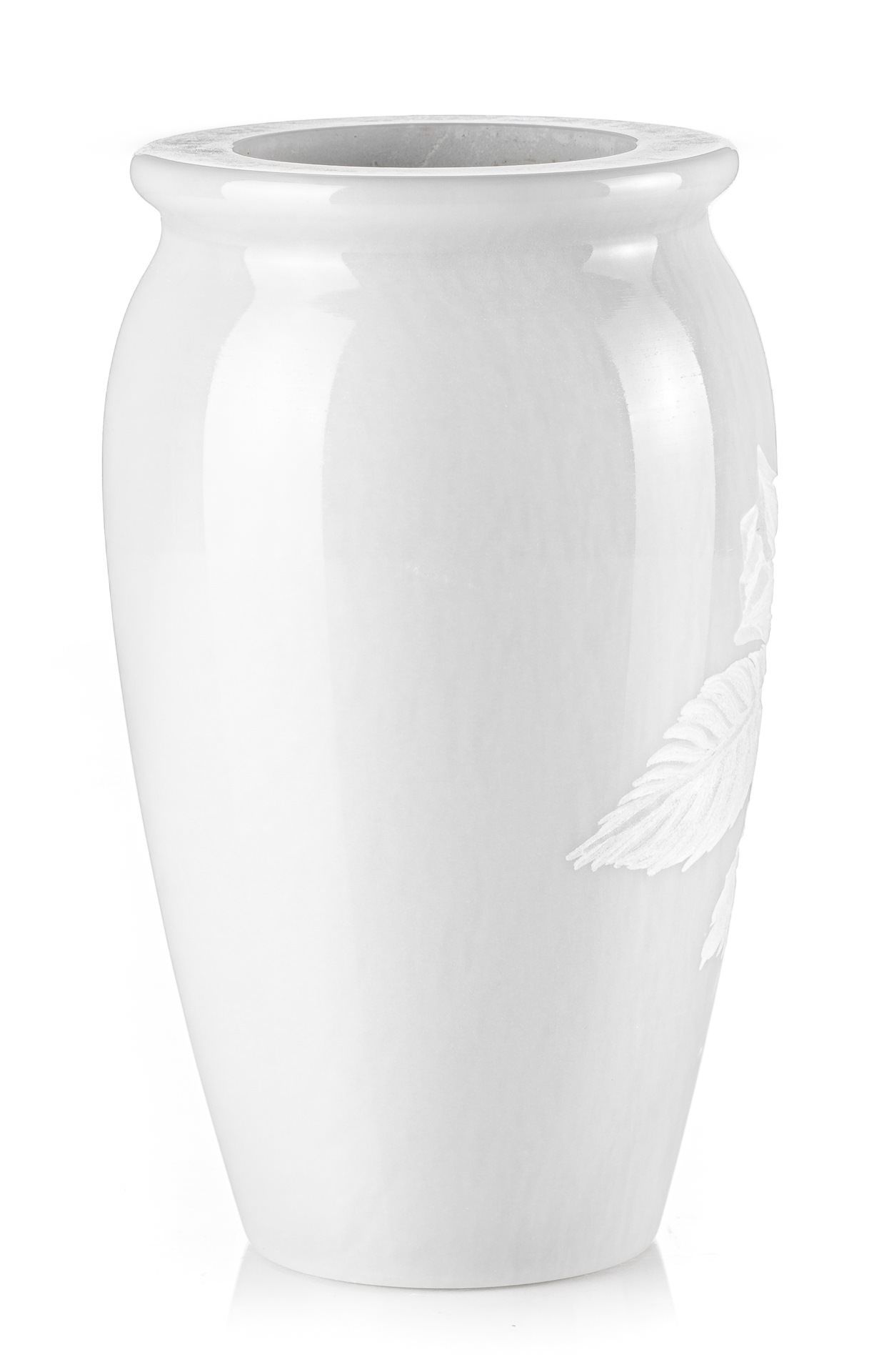 Un vaso bianco con una piuma su uno sfondo bianco.