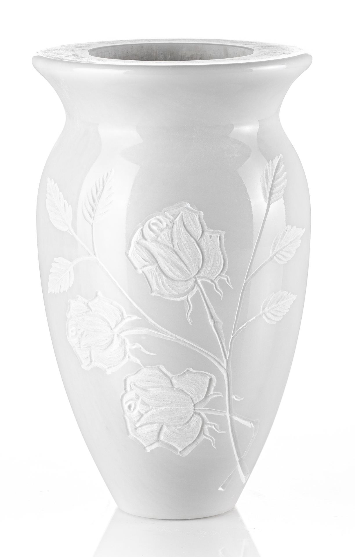Un vaso bianco con rose e foglie su uno sfondo bianco.