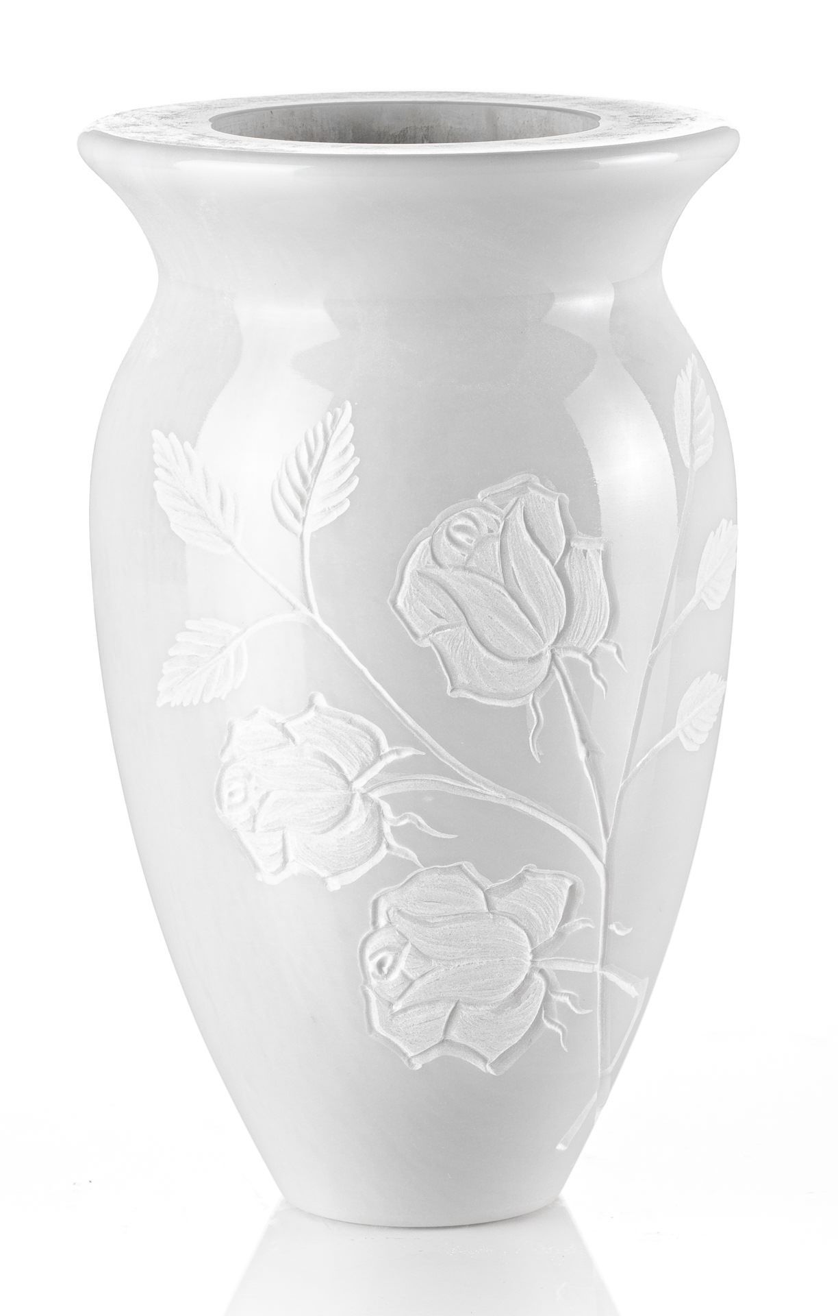 Un vaso bianco con rose e foglie su uno sfondo bianco.