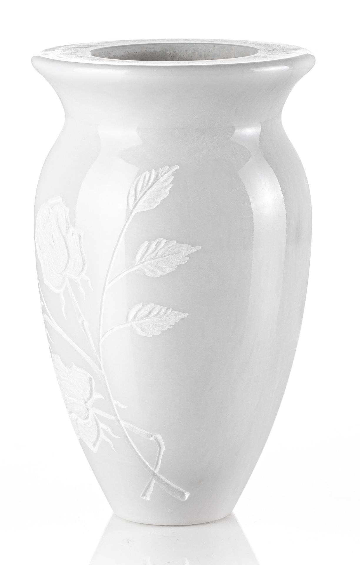 Un vaso bianco con un disegno floreale su uno sfondo bianco.