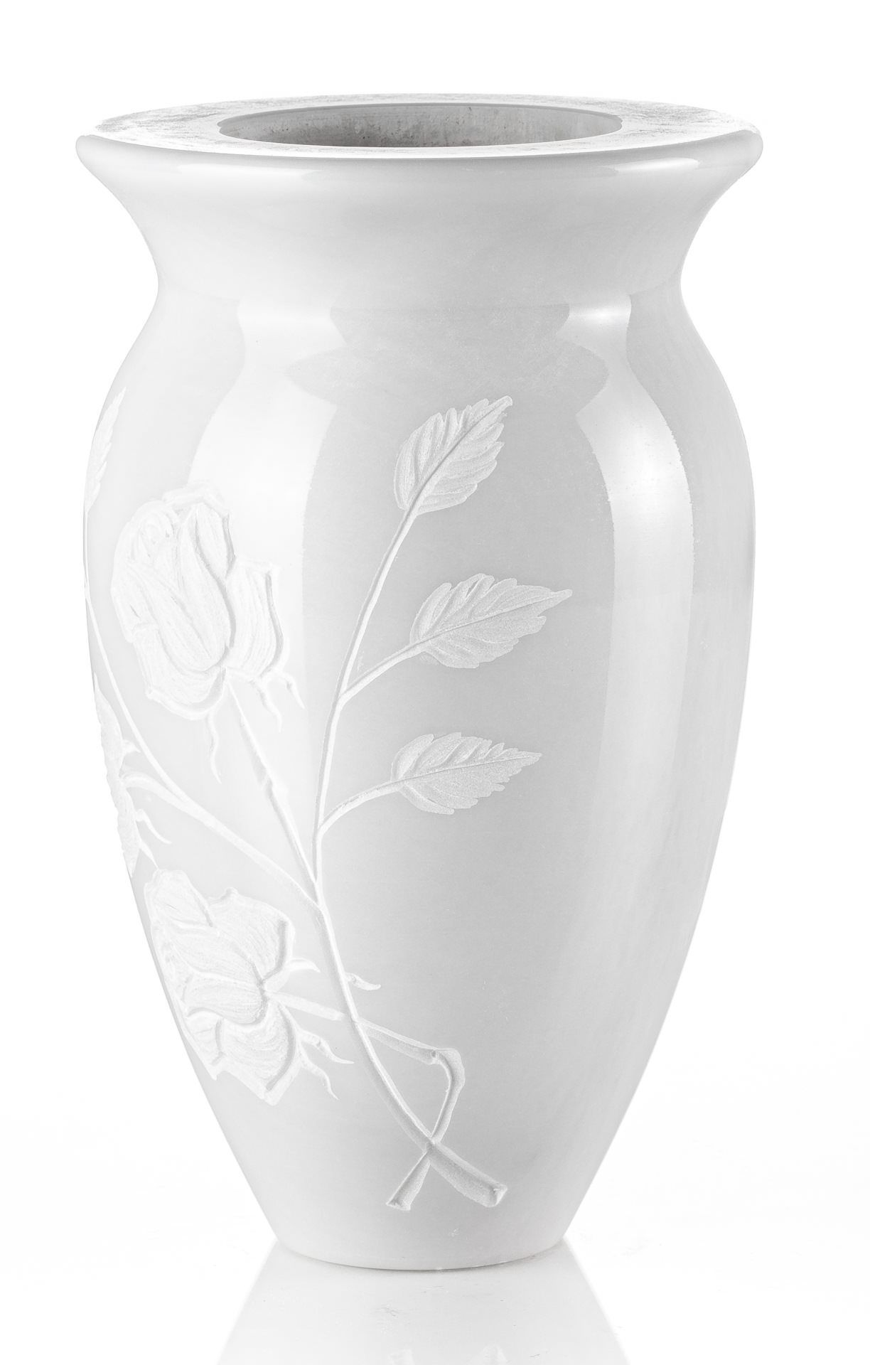 Un vaso bianco con fiori e foglie su uno sfondo bianco.