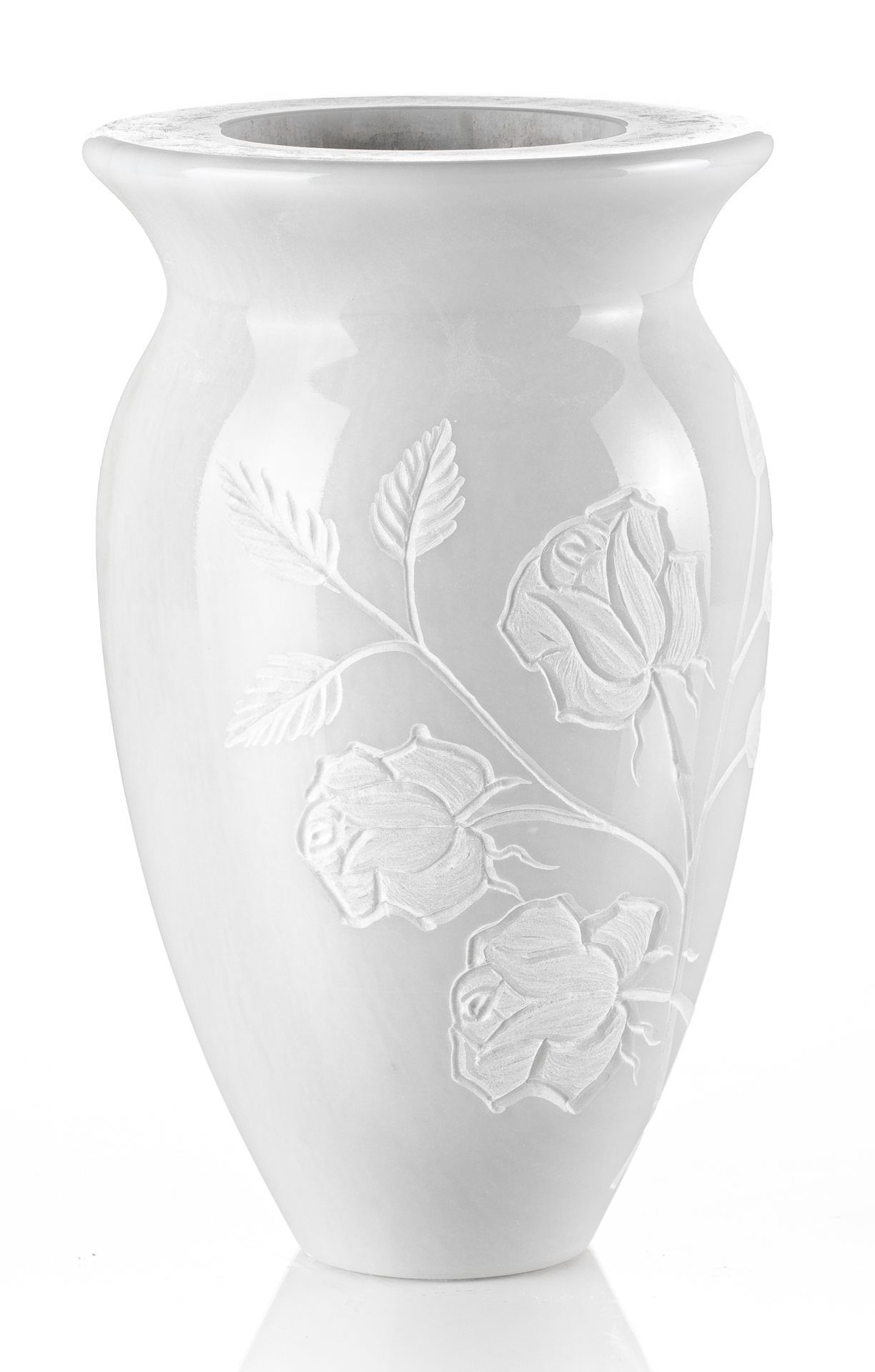 Un vaso bianco con delle rose su uno sfondo bianco.