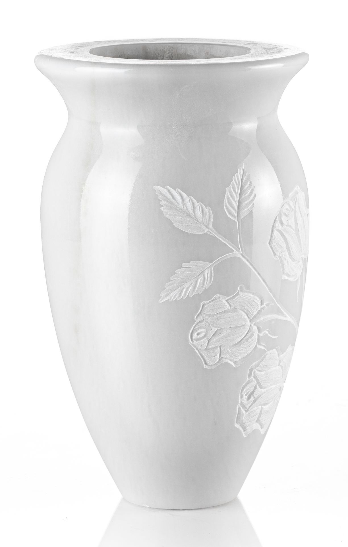 Un vaso bianco con rose e foglie su uno sfondo bianco.