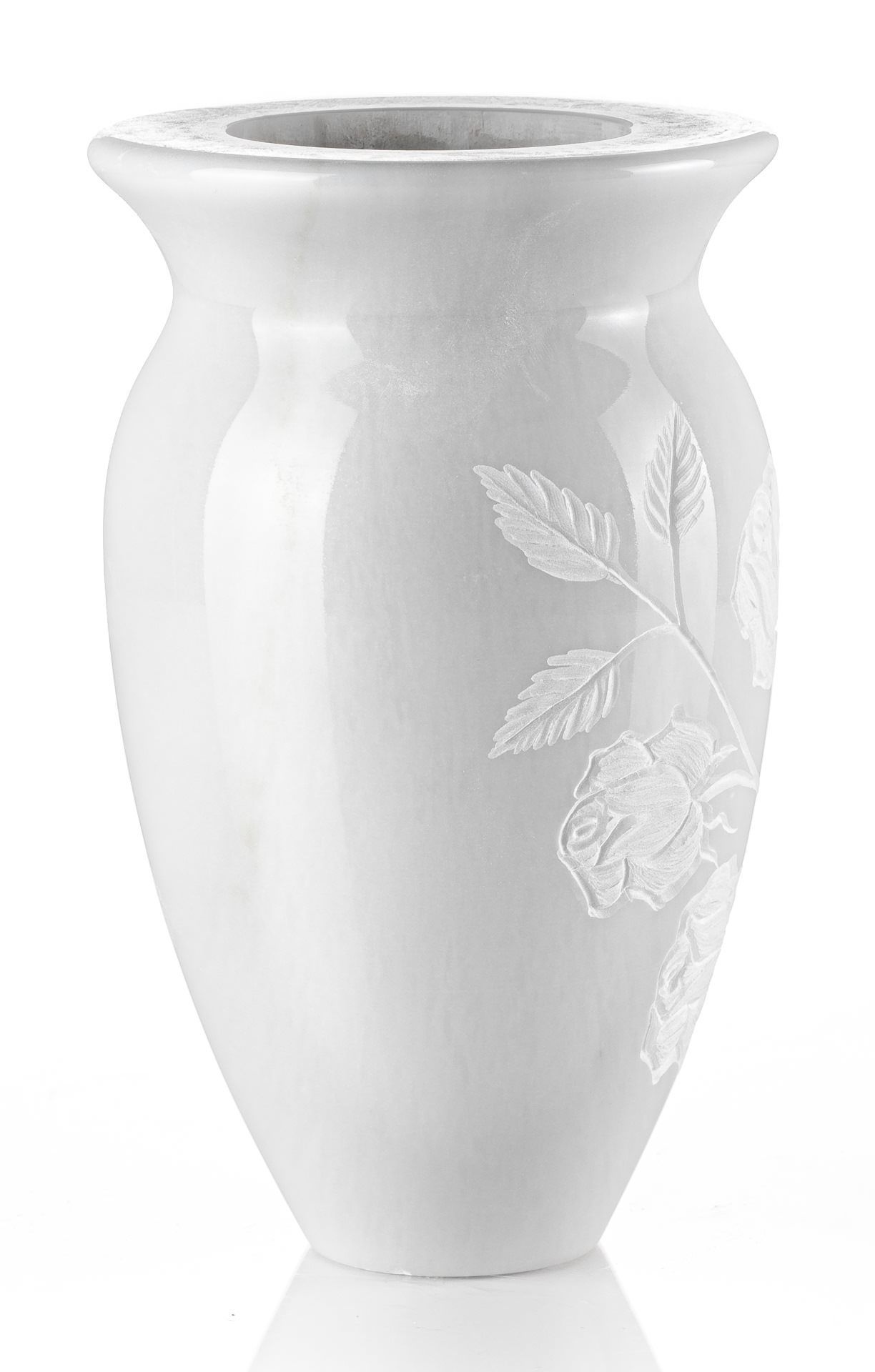 Un vaso bianco con delle foglie su uno sfondo bianco.