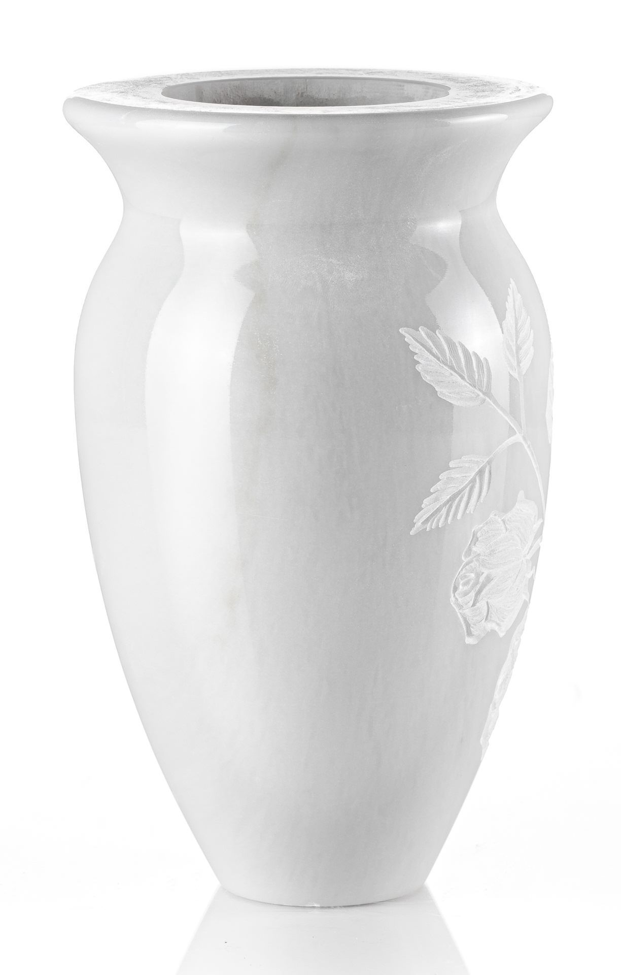 Un vaso bianco con delle foglie su uno sfondo bianco.