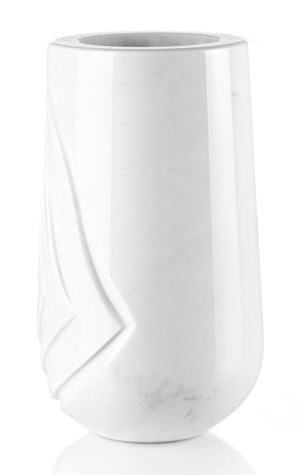 Un vaso bianco con un disegno è su una superficie bianca.