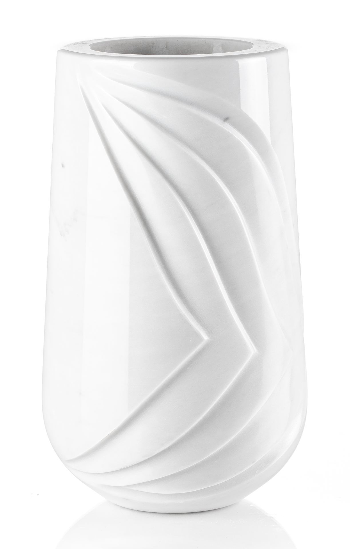 Un vaso bianco con un disegno a vortice su uno sfondo bianco.