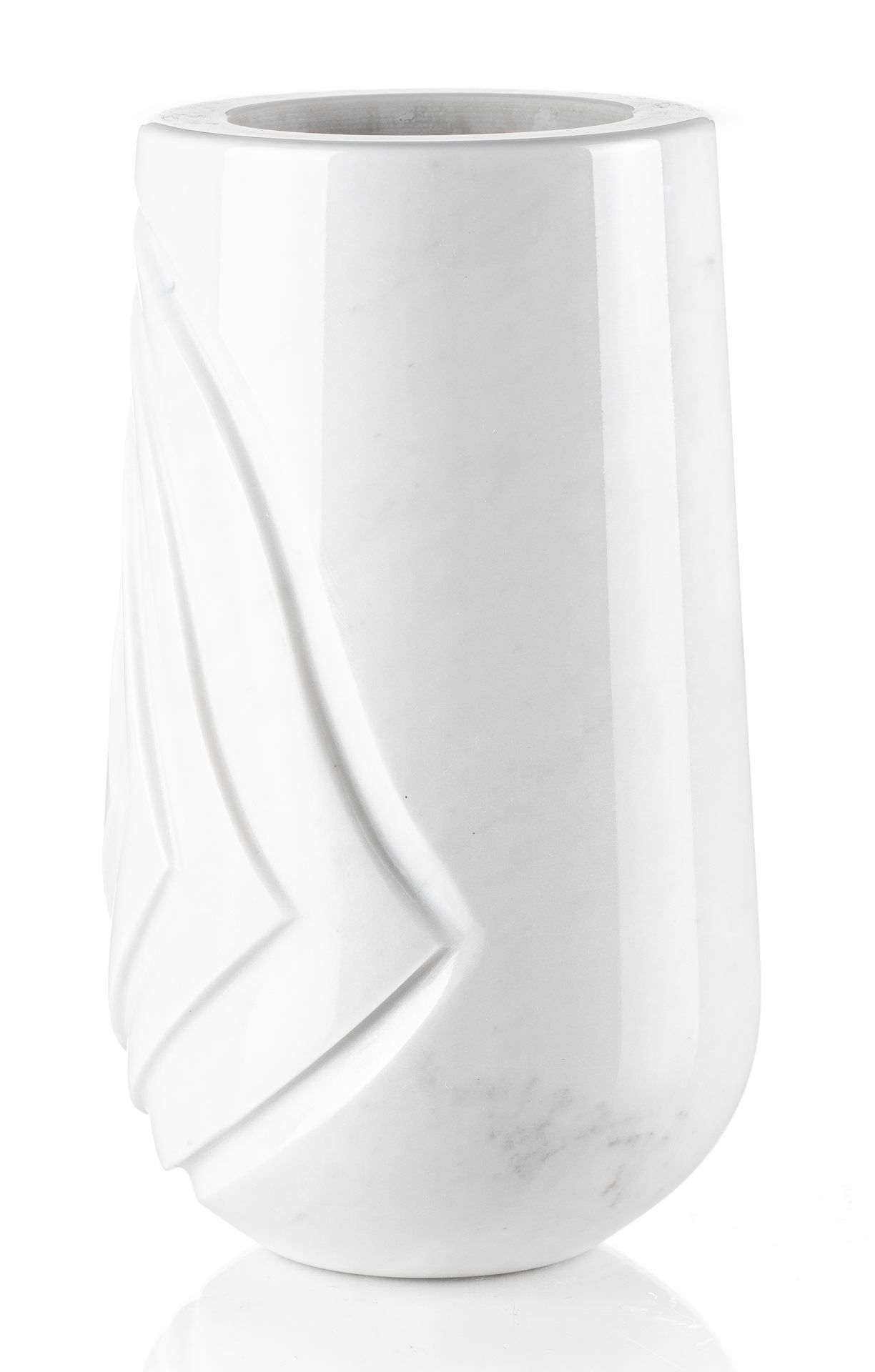 Un vaso bianco con un disegno è su una superficie bianca.