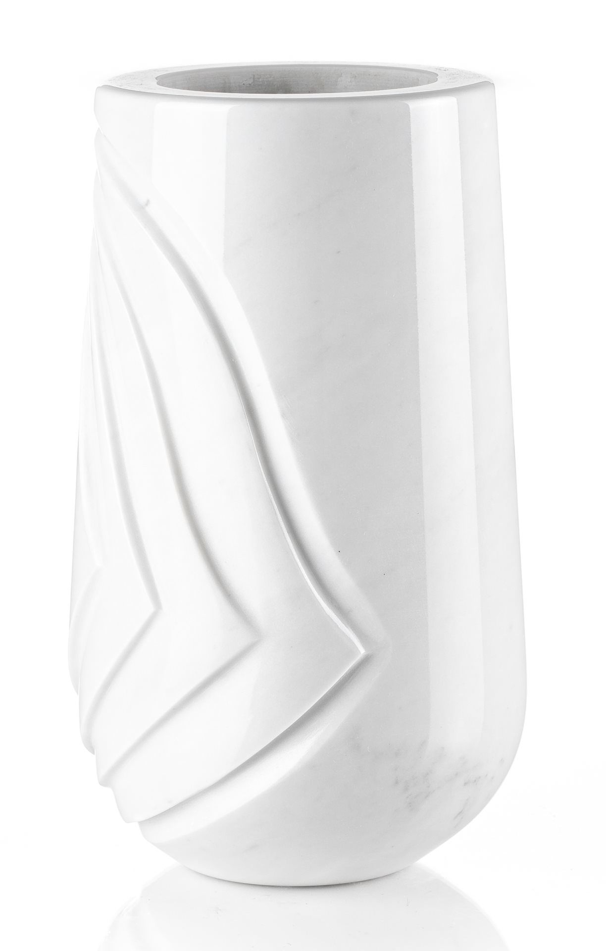 Un vaso bianco con il disegno di una barca a vela su uno sfondo bianco.