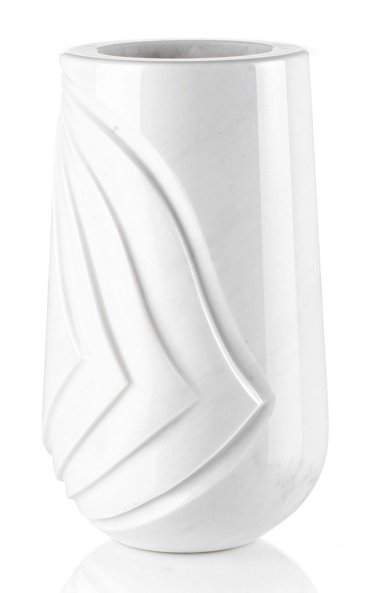 Un vaso bianco con un disegno a vortice su uno sfondo bianco.