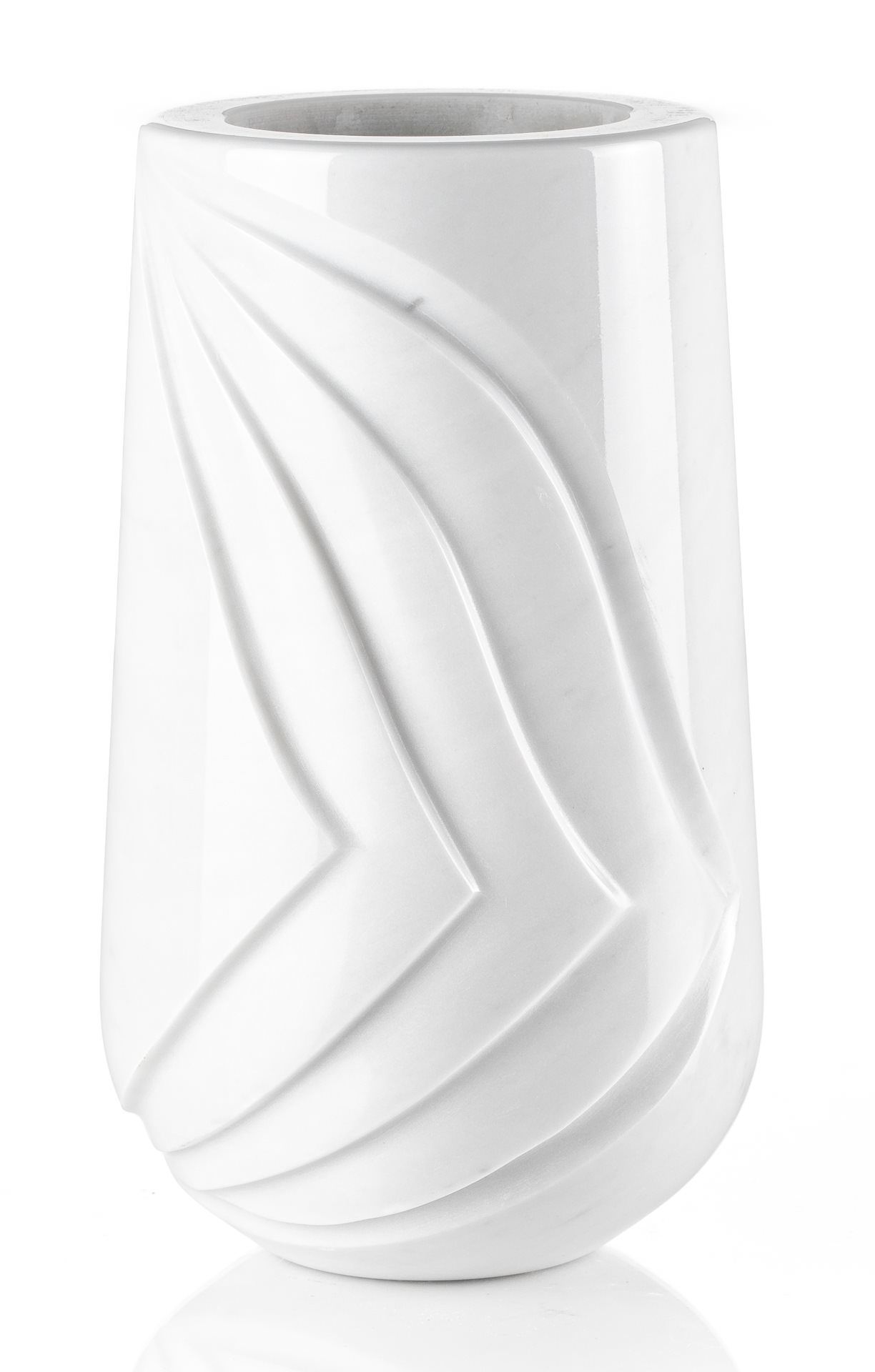 Un vaso bianco con un disegno a vortice su uno sfondo bianco.