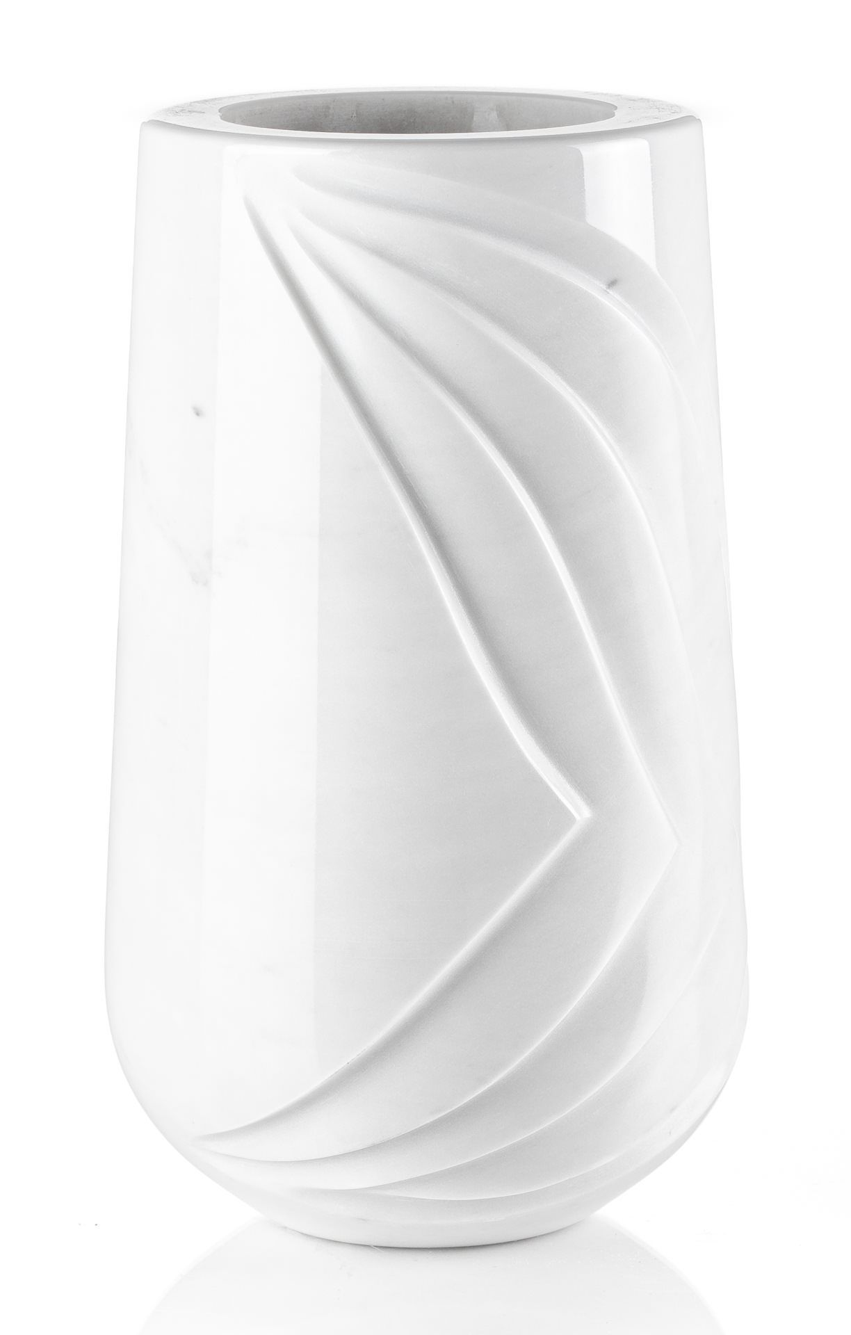 Un vaso bianco con un disegno a vortice su uno sfondo bianco.