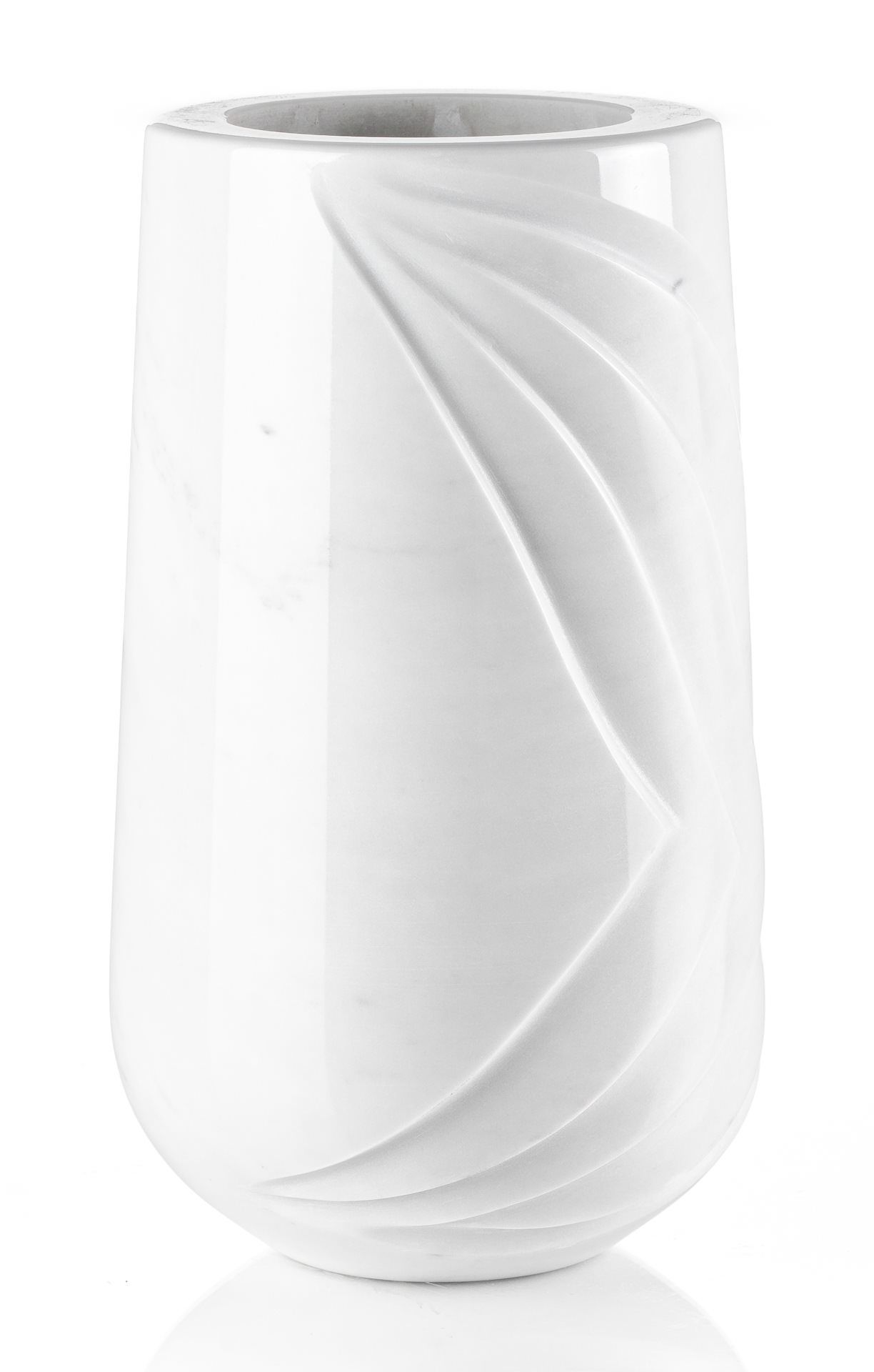 Un vaso bianco con un disegno a vortice su uno sfondo bianco.