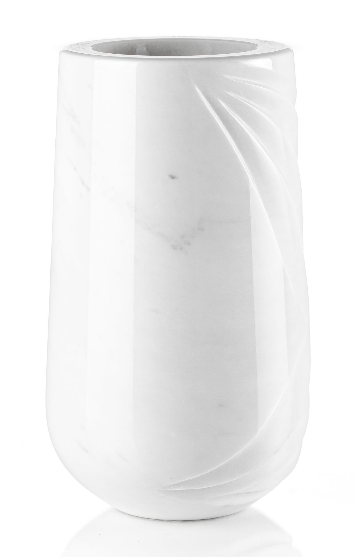 Un vaso bianco con un disegno a vortice su uno sfondo bianco.