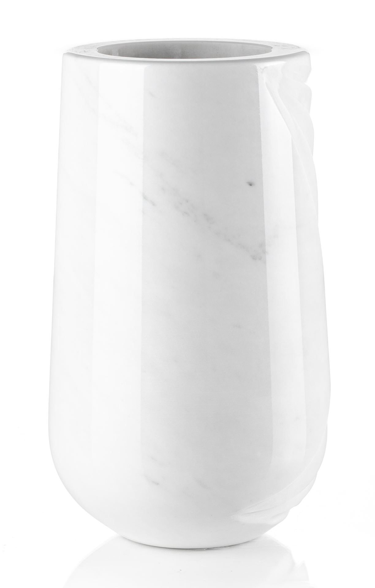 Un vaso di marmo bianco è appoggiato su una superficie bianca.