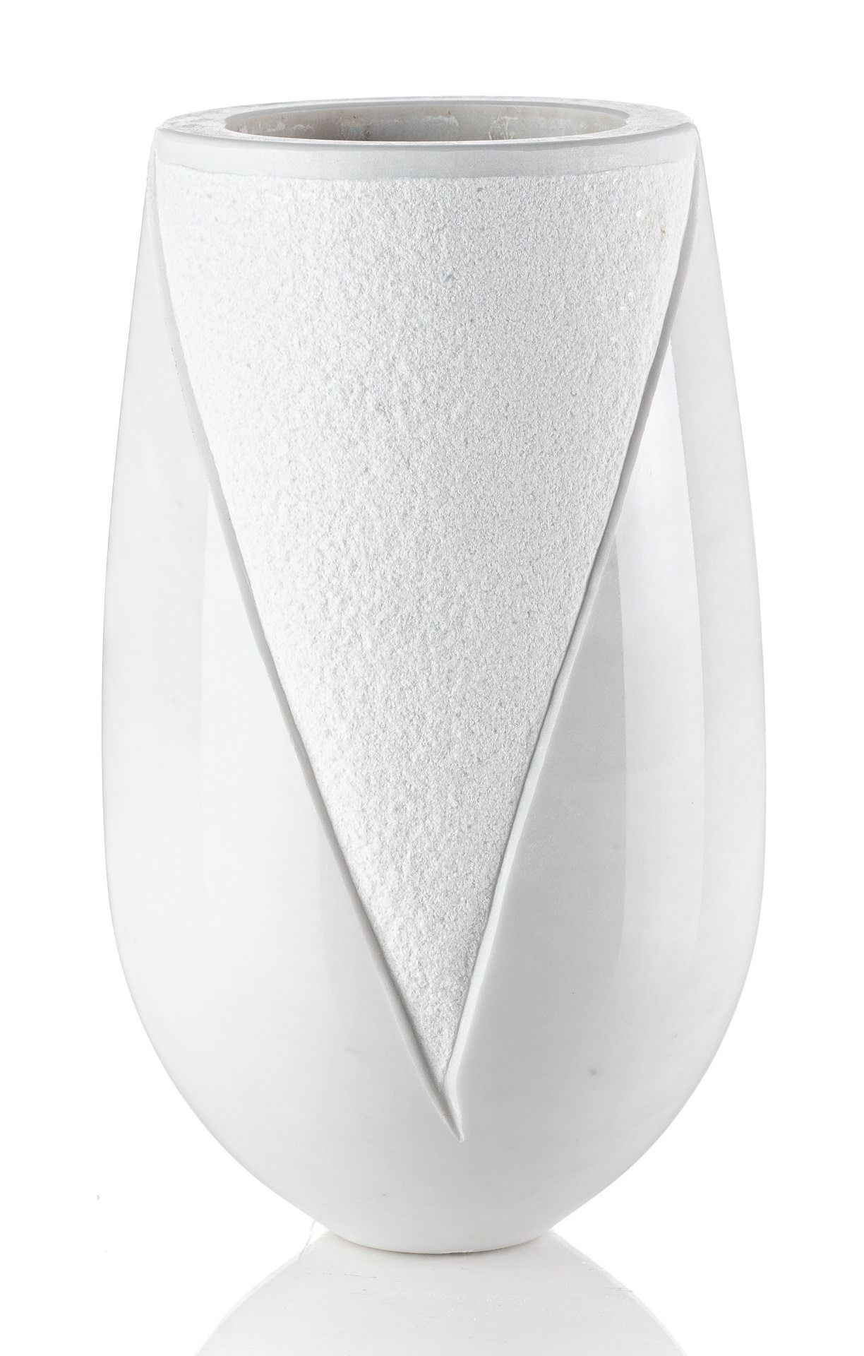 Un vaso bianco con un disegno geometrico su uno sfondo bianco.