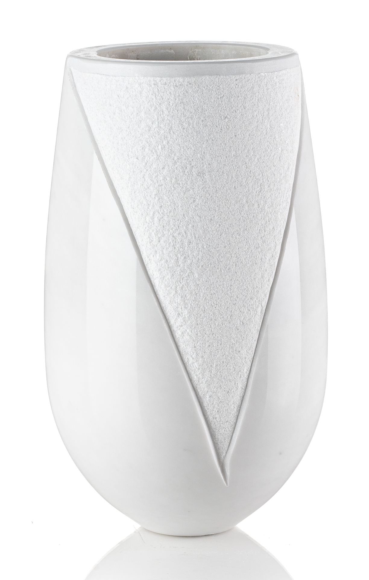 Un vaso bianco con un disegno a triangolo su uno sfondo bianco.