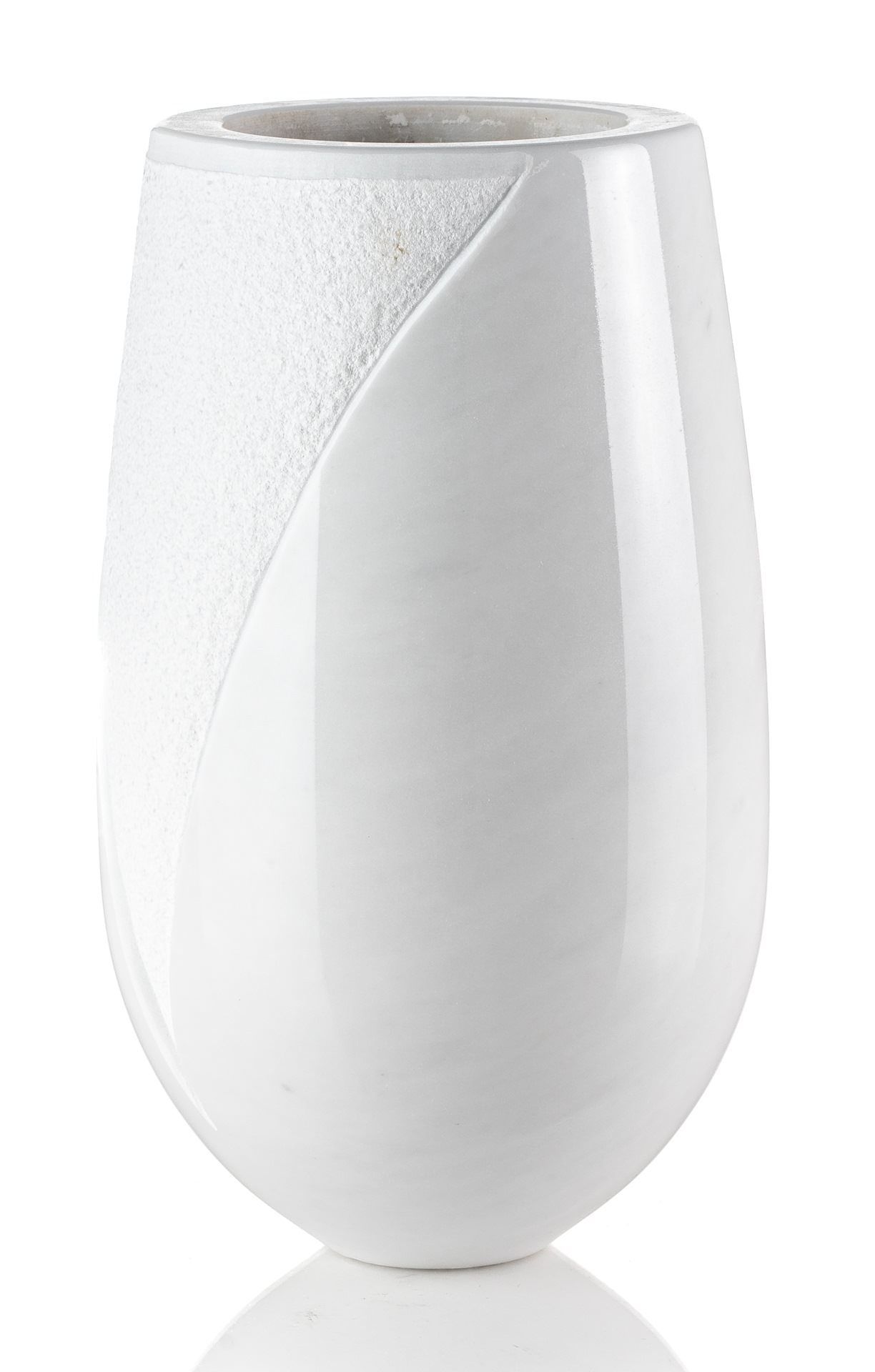 Un primo piano di un vaso bianco su uno sfondo bianco.