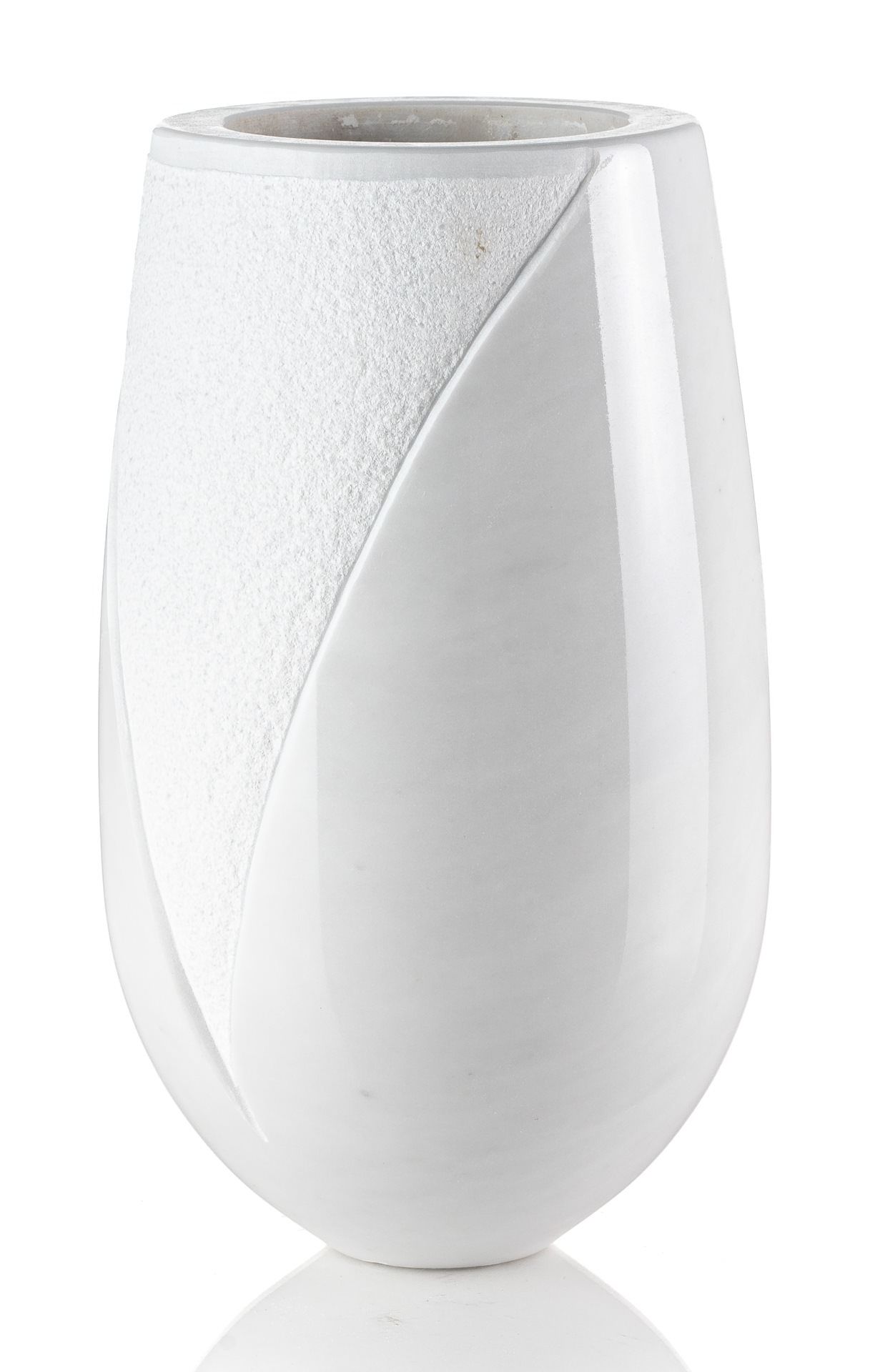 Un vaso bianco con bordo argentato su sfondo bianco.