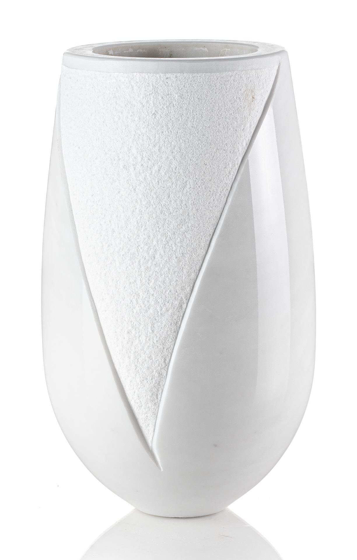 Un vaso bianco con un disegno geometrico su uno sfondo bianco.