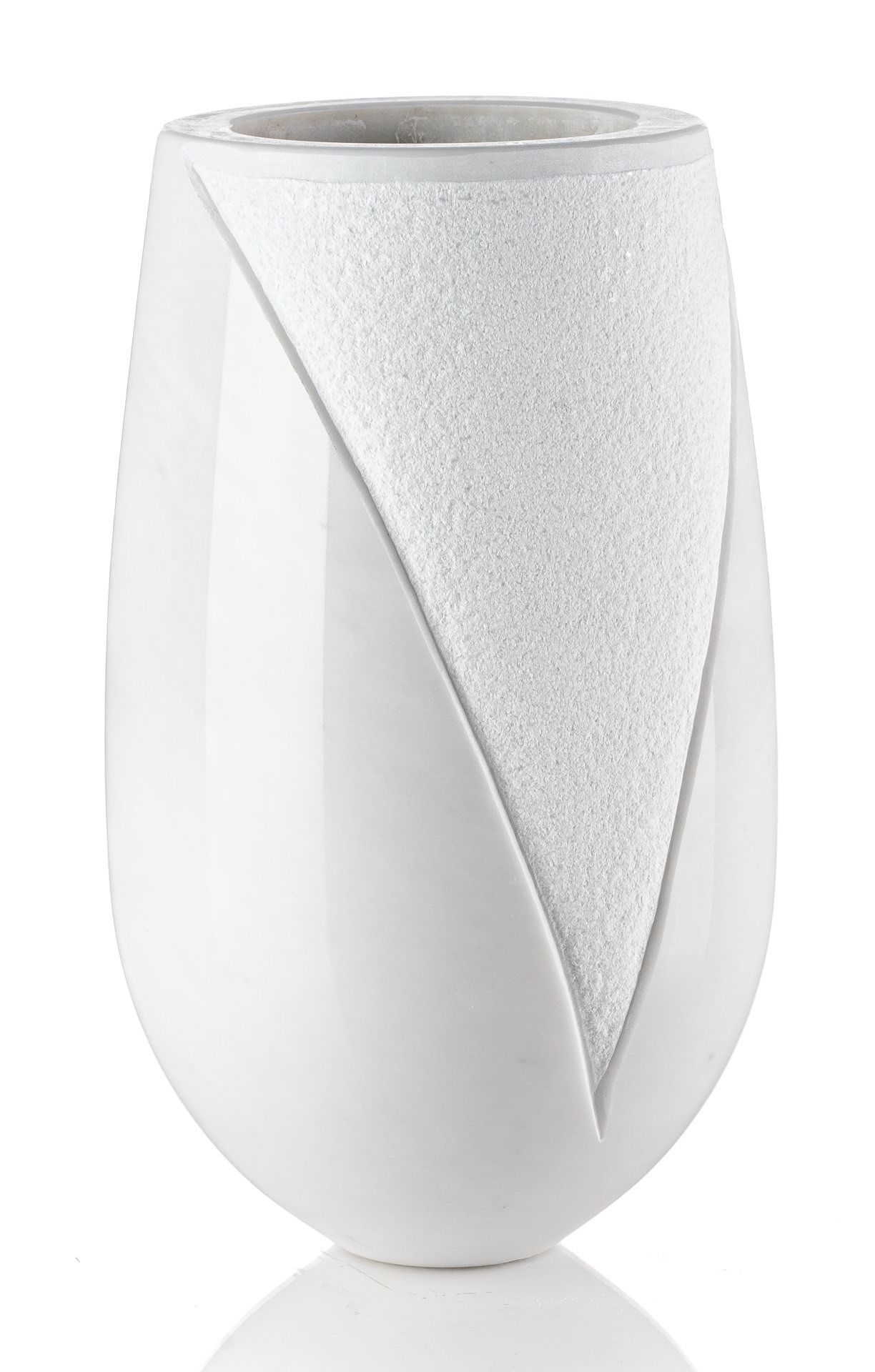 Un vaso bianco con un disegno geometrico su uno sfondo bianco.