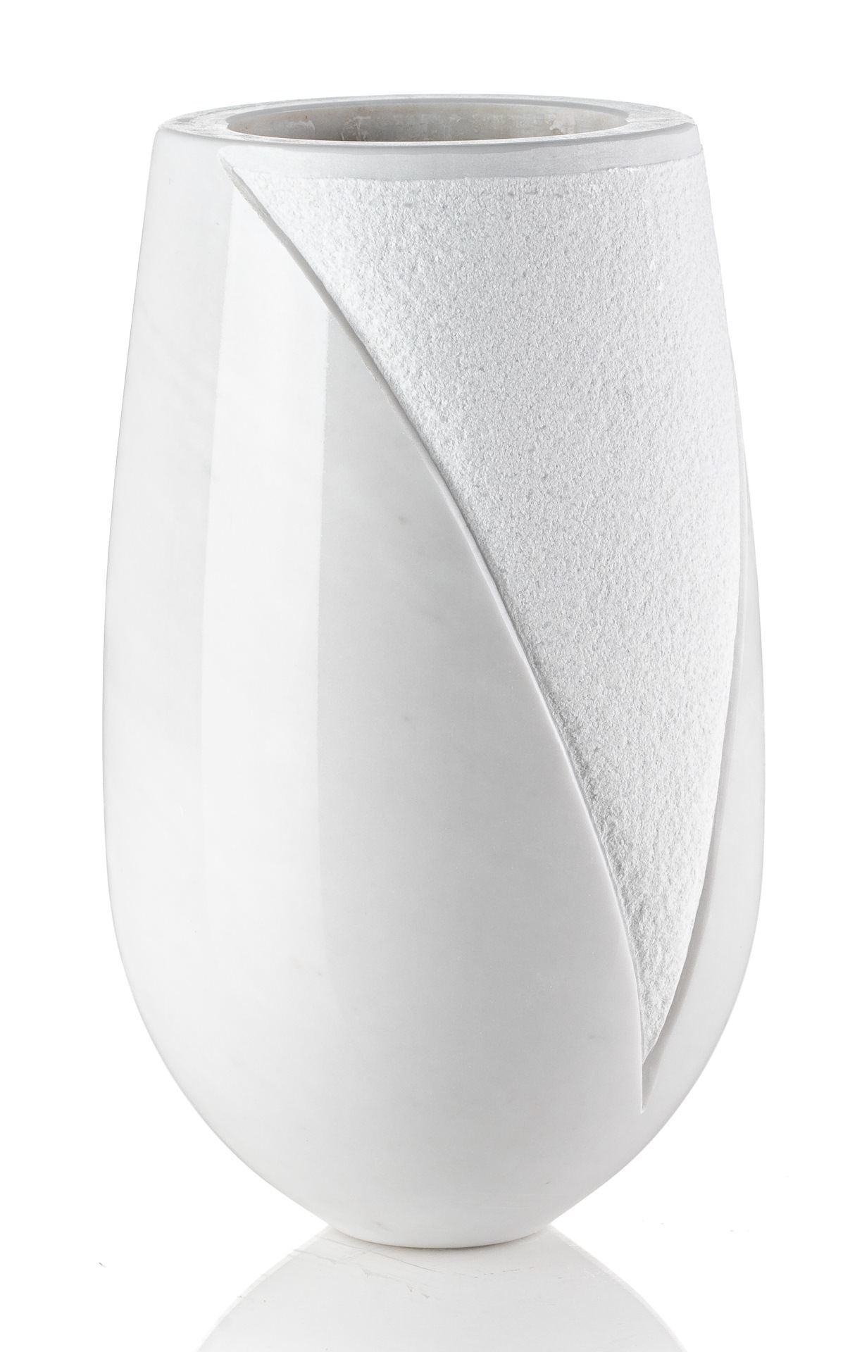 Un vaso bianco con un disegno a vortice su uno sfondo bianco.