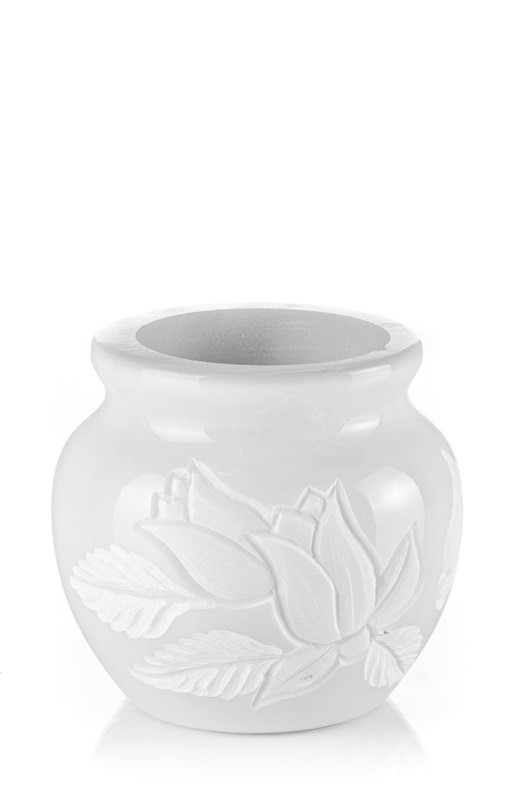 Un vaso bianco con un fiore su uno sfondo bianco.