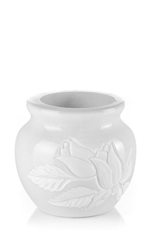 Un vaso bianco con un disegno floreale su uno sfondo bianco.