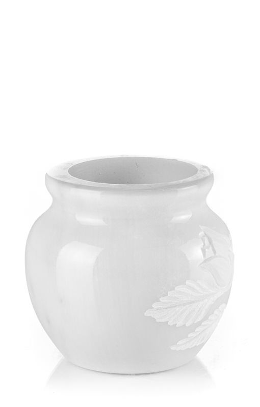 Un vaso bianco con una foglia su uno sfondo bianco.