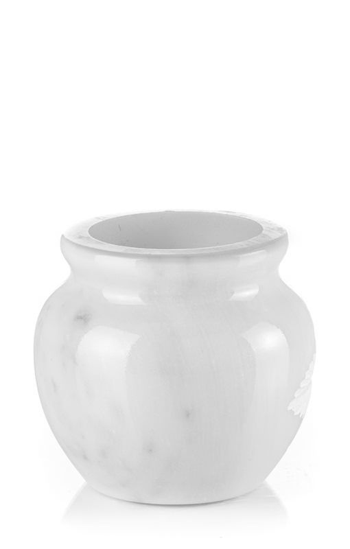 Una ciotola di marmo bianco su uno sfondo bianco.